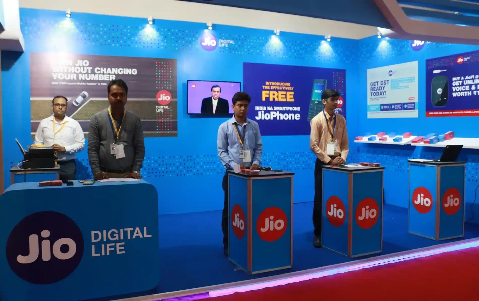 JIO is looking for a customer service executive! Hurry-up!